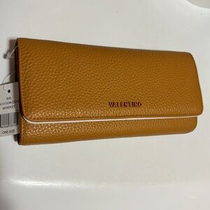 NWT VALENTINO BY MARIO VALENTINO
Juniper Dollaro Pebbled-Leather Wallet-On-Chain